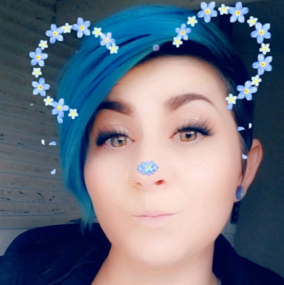 Profile Picture of Cassidy Daniels (@cassidyldaniels) on Poshmark
