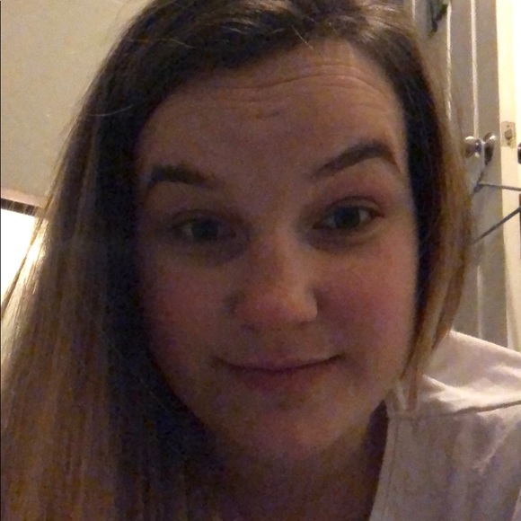 Profile Picture of Amanda Blanchette (@amarieb0909) on Poshmark