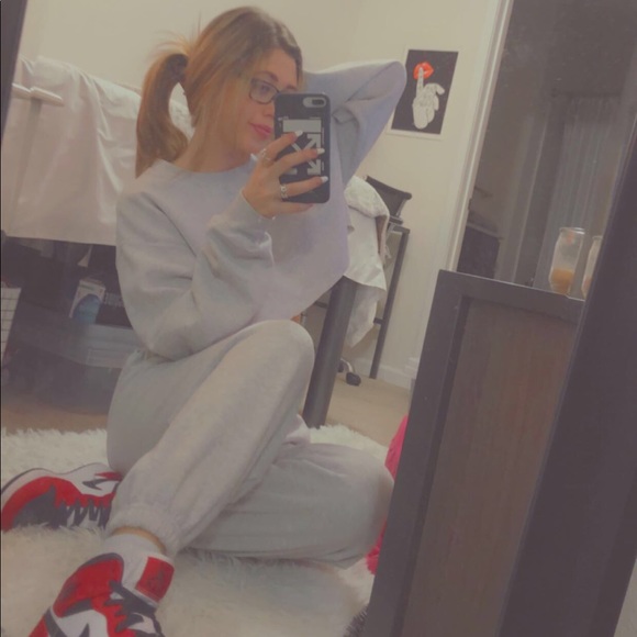 Profile Picture of Hannah Bernhard (@hannbernhardd) on Poshmark