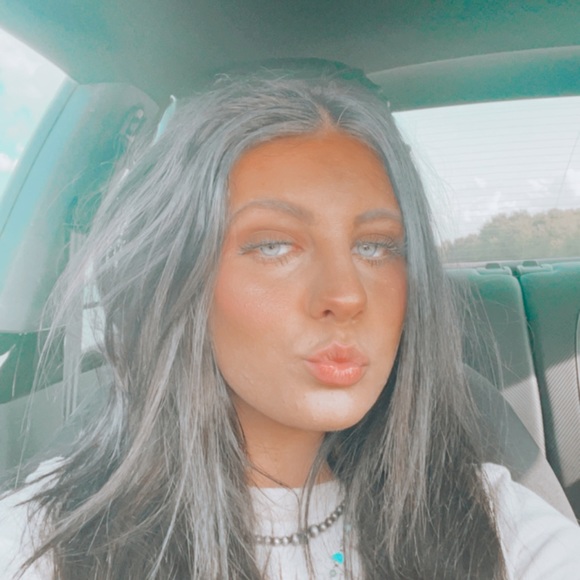 Profile Picture of Kylee Foster (@kyleefoster03) on Poshmark
