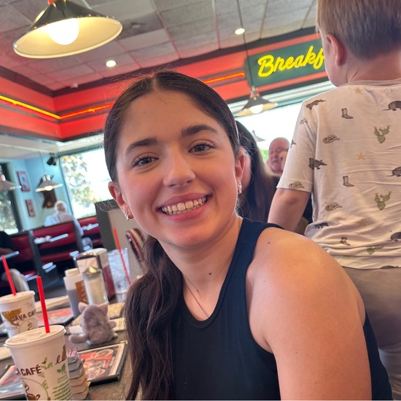 Profile Picture of Meredith Bacon (@mbacon2006) on Poshmark