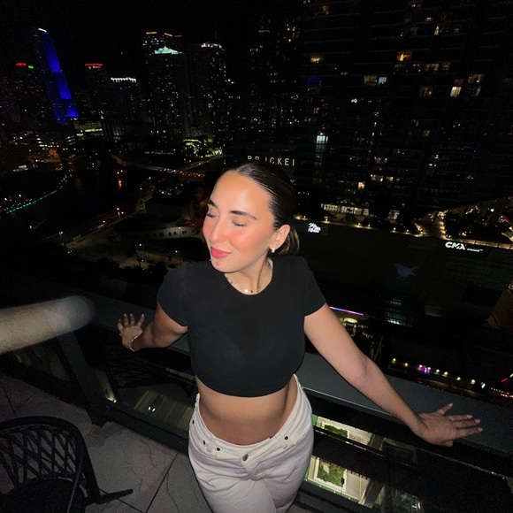 Profile Picture of Lea Friedman (@peacelovelea) on Poshmark