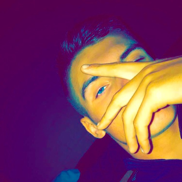 Profile Picture of Cameron Binns (@binns018) on Poshmark