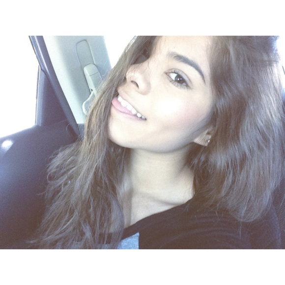 Profile Picture of Daniela Vizcarra (@danielavh) on Poshmark