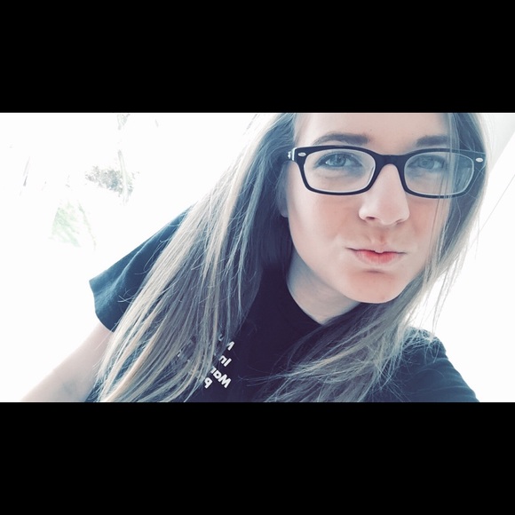 Profile Picture of Miranda Vandelier (@mirandav815) on Poshmark