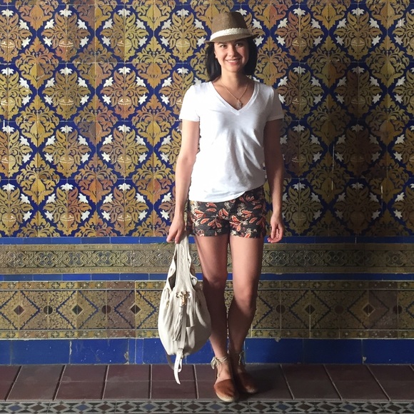 Profile Picture of Danielle Abraham (@dniellie) on Poshmark