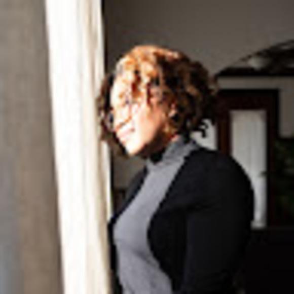 Profile Picture of Lisa Julien (@ewjulien) on Poshmark