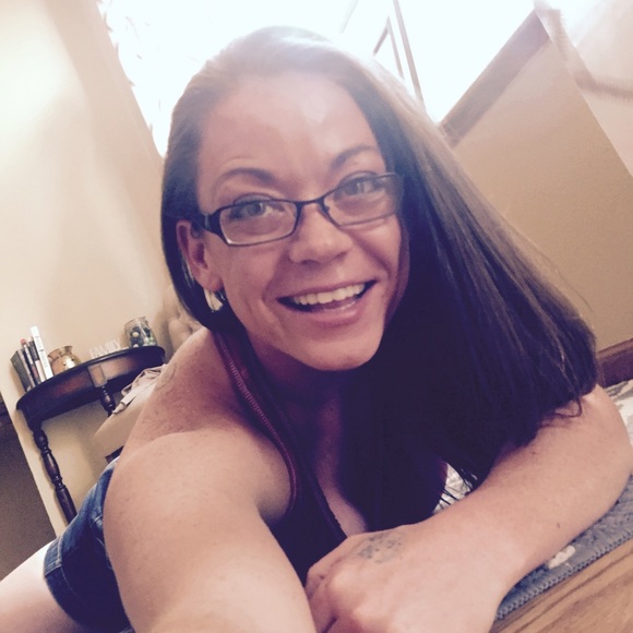 Profile Picture of Robin Baugh (@rlynnbee) on Poshmark