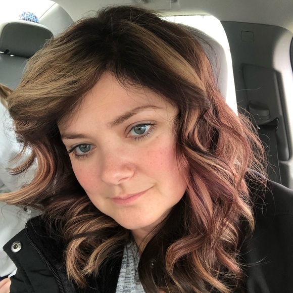 Profile Picture of Danielle Rivers (@daniellemrivers) on Poshmark