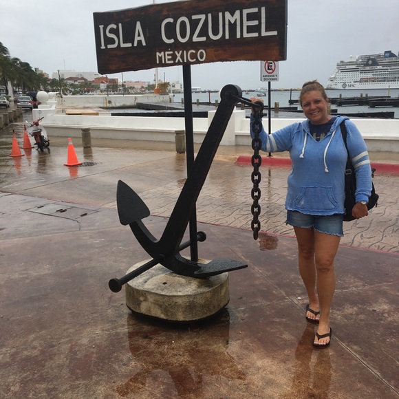 Profile Picture of Shannon Schellack (@sschellack) on Poshmark