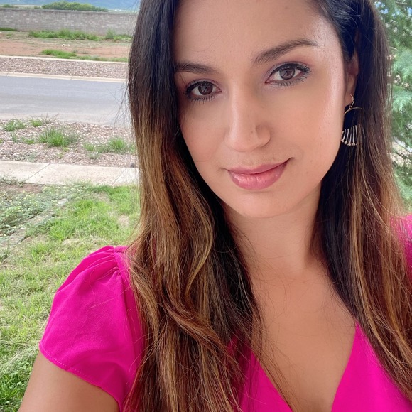 Profile Picture of Gisel Flores (@mayra_392000) on Poshmark