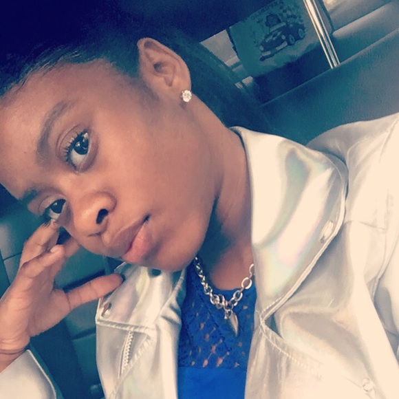 Profile Picture of Tamia Grant (@qveenmiaa1) on Poshmark