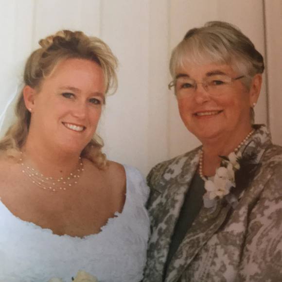 Profile Picture of Sarah Oxarart (@oxarart123) on Poshmark