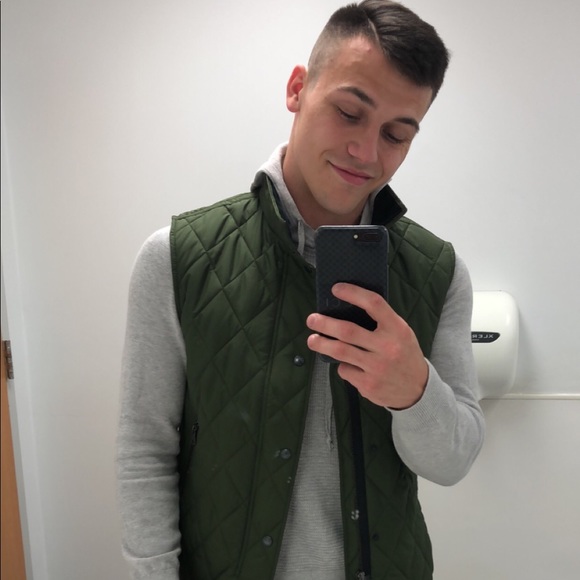 Profile Picture of Isaiah Freet (@ifreet25) on Poshmark