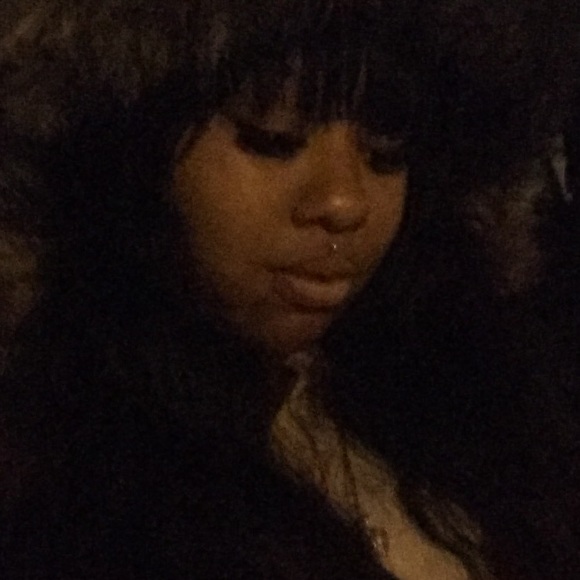 Profile Picture of Lovee Samoraa (@loveesamoraa) on Poshmark