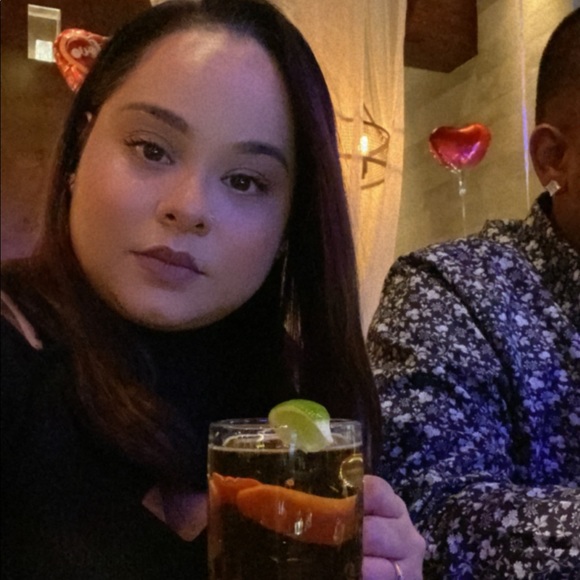 Profile Picture of Amanda Kishun (@amandakishun88) on Poshmark