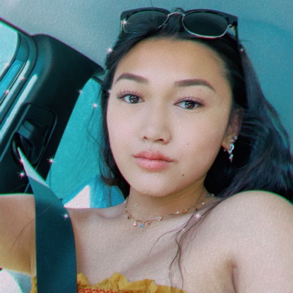 Profile Picture of Berniz Calascsan (@b3rni) on Poshmark