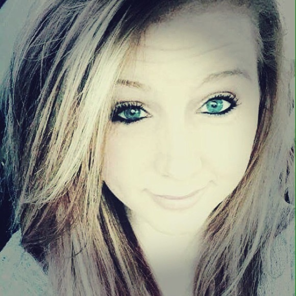 Profile Picture of Shawnell Fischer (@shawnellfisch) on Poshmark