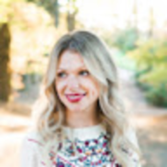 Profile Picture of Lindsay Conachy (@lindsayconachy) on Poshmark
