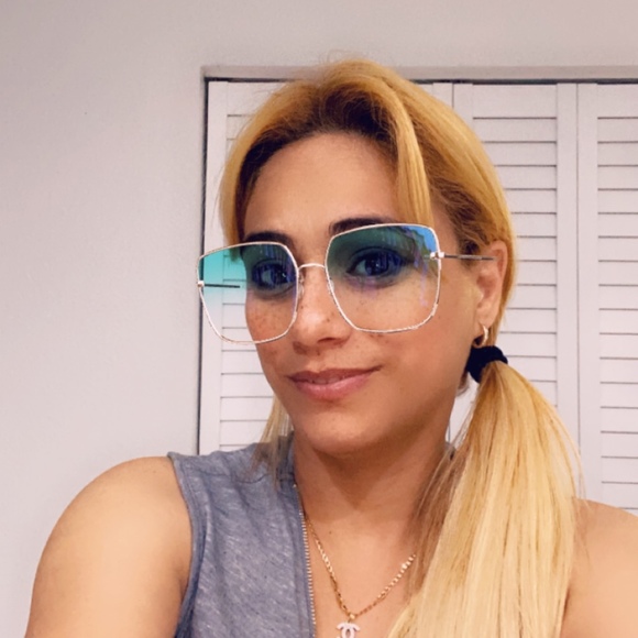 Profile Picture of Lorayne Pena (@lorypena) on Poshmark