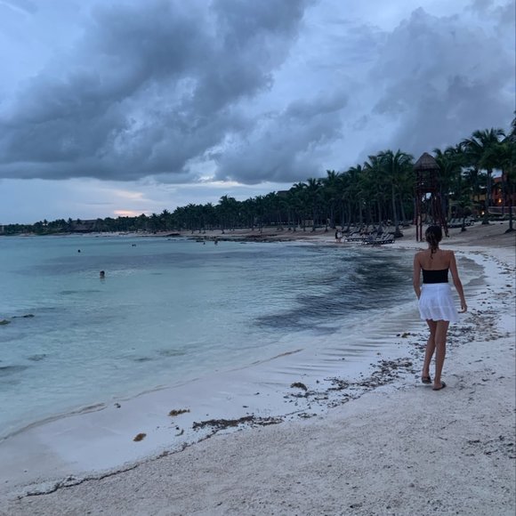 Profile Picture of Neve Huculak (@neve_huculak) on Poshmark