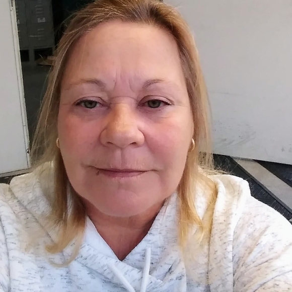 Profile Picture of Dawn Krauss willingham (@deltas62) on Poshmark