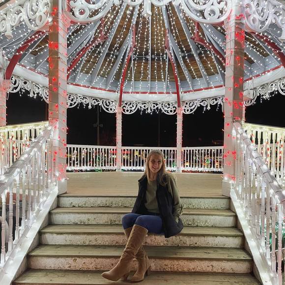 Profile Picture of Halle Krisinski (@hallekrisinski) on Poshmark