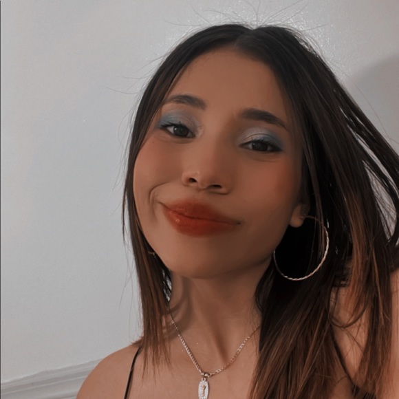 Profile Picture of Ivania Alfaro (@ivania0318) on Poshmark