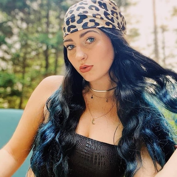 Profile Picture of Shauna Olson (@shaunacheetah) on Poshmark