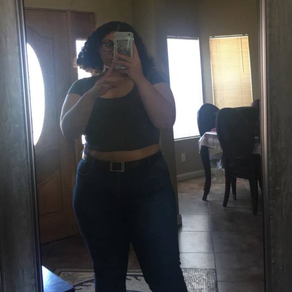 Profile Picture of Jacqueline Velarde (@jxcquxlinx) on Poshmark