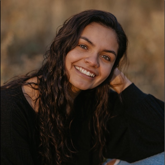 Profile Picture of Elena Alvarado (@elenaalv03) on Poshmark