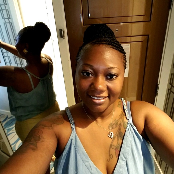 Profile Picture of Cassandra Batchelor (@cassandra252) on Poshmark