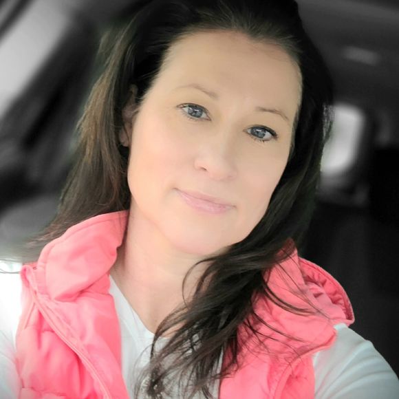 Profile Picture of Jessica eric Brown-dinges (@jesdinges) on Poshmark