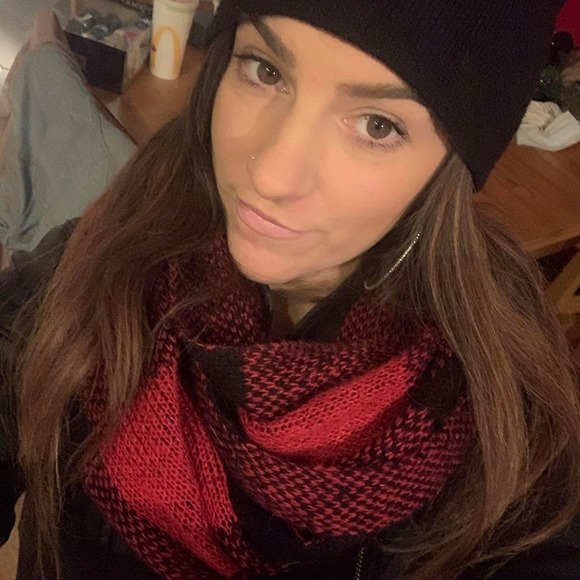 Profile Picture of Samantha Beals (@samanthabeal879) on Poshmark