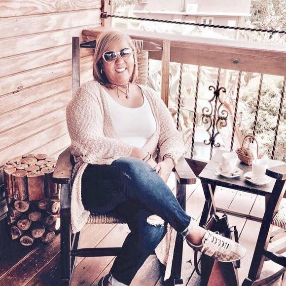 Profile Picture of Iris Amones (@irisamones) on Poshmark