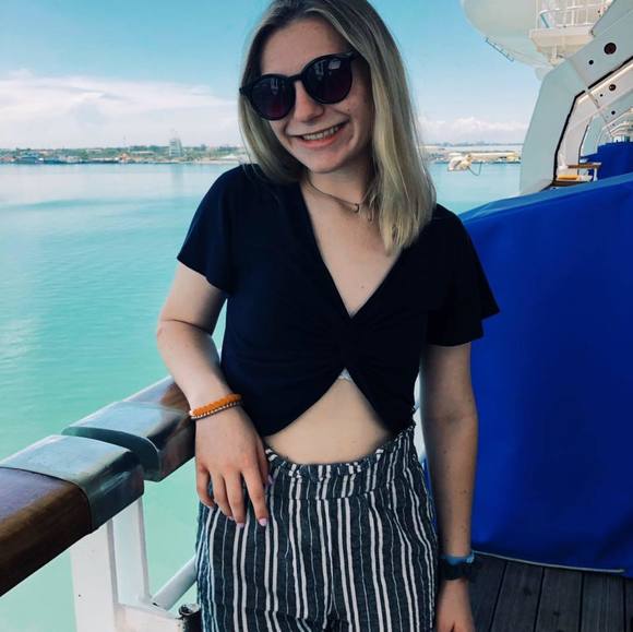 Profile Picture of Samantha Neill (@samanthaneill12) on Poshmark