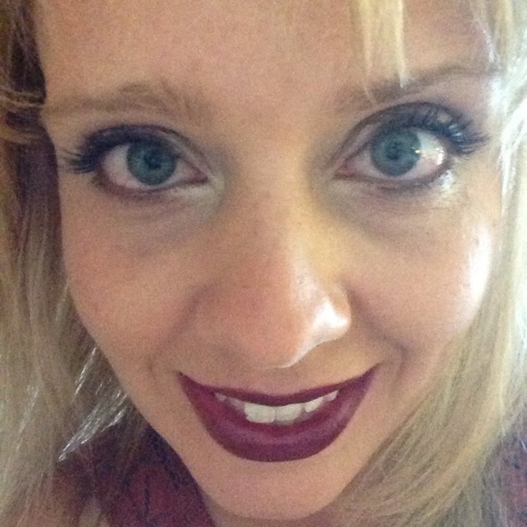 Profile Picture of Shannon Keefe (@annynstar) on Poshmark