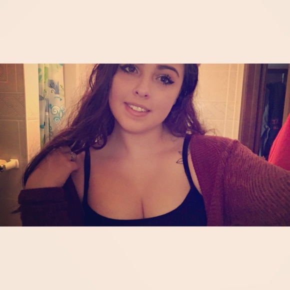 Profile Picture of Caylin Barboza (@caybarbeeza) on Poshmark