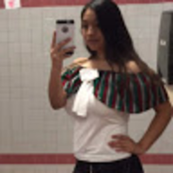 Profile Picture of Alejandra Treviño (@aletrevino18) on Poshmark