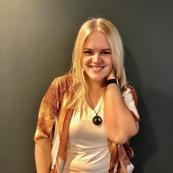 Profile Picture of Janelle Hawkes (@janellehawkes) on Poshmark