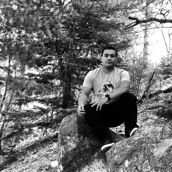 Profile Picture of Joel Fong (@joeljw2018) on Poshmark