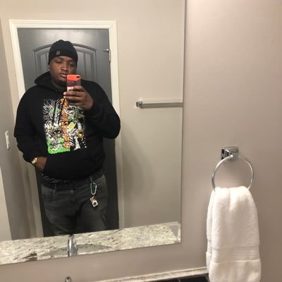 Profile Picture of Big  🐟 ✨ (@BottomBoyRon_) on Twitter