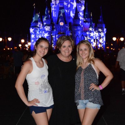 Profile Picture of Lori Thomas Hansel (@hanselhouse) on Twitter