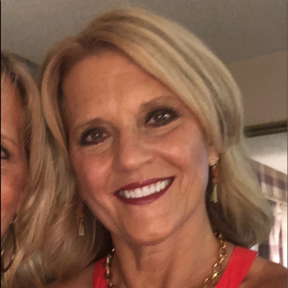 Profile Picture of Deb Holzfaster (@debraholzfaster) on Poshmark