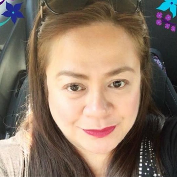 Profile Picture of Luz Brillantes (@luzbrillantes) on Poshmark