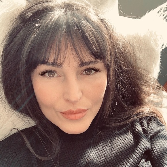 Profile Picture of Ayla Mellios (@aylamellios) on Poshmark