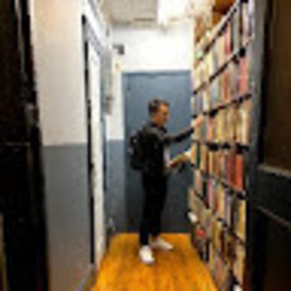 Profile Picture of Alex Tung (@atung323) on Poshmark