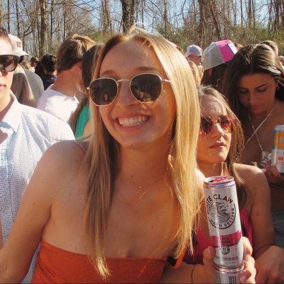 Ellen Martirano - Poshmark Profile Picture of Ellen Martirano (@emartirano) on Poshmark