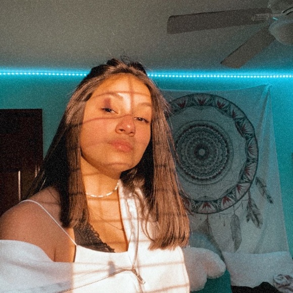 Profile Picture of Allyson Depaolo (@allyson_depaolo) on Poshmark