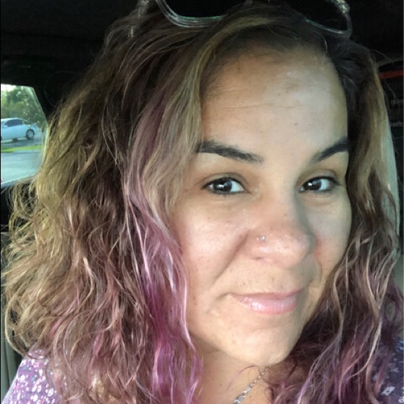 Profile Picture of Lynda Sisto (@lynq64) on Poshmark